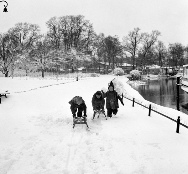 Berlin - children in the snow