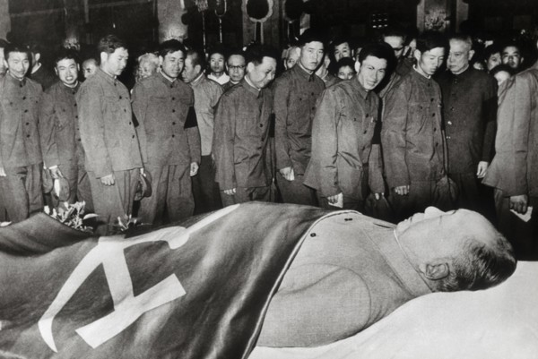 Photo: A final tribute to the dead chairman Mao Zedong (Mao Tse-tung)...