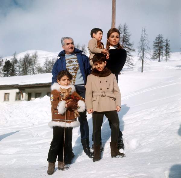 Schah von Persien mit Familie im Winterurlaub in St. Moritz