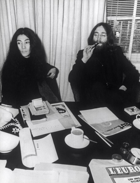 JOHN LENNON (Geboren am 9. Oktober 1940 in Liverpool, England; Starb am 8...