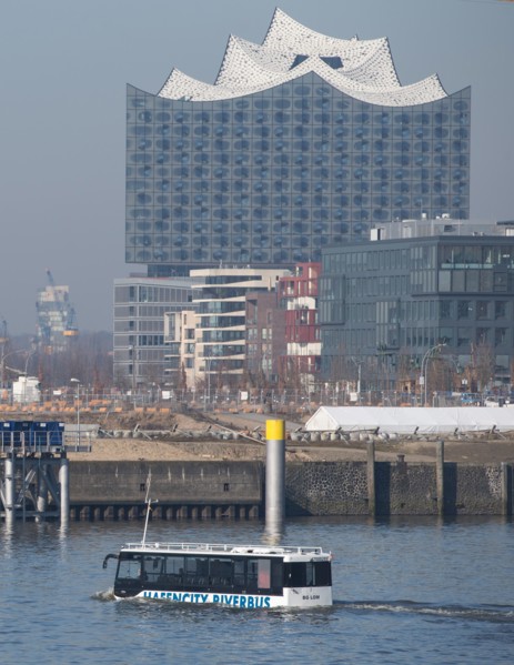 Amphibienbus im Hamburger Hafen