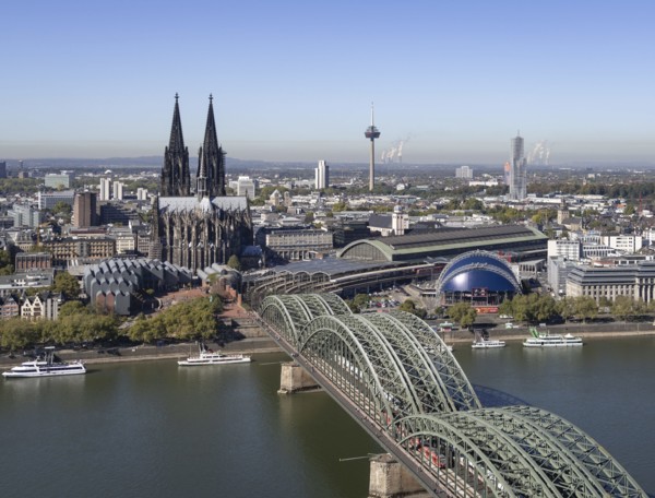 Blick von der Aussichtsplattform des Turms Triangle Köln auf die Innenstadt am Rhein mit Dom und