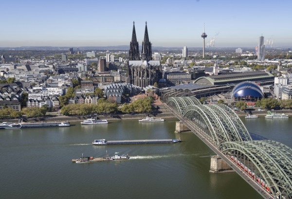 Blick von der Aussichtsplattform des Turms Triangle Köln auf die Innenstadt am Rhein mit Dom und