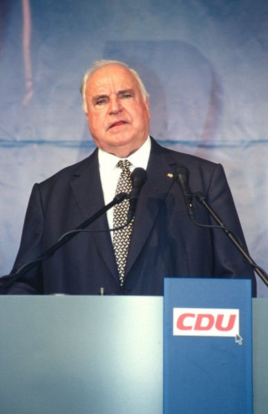 09.09.2002, Altkanzler Helmut Kohl bei einer Wahlkampfrede auf dem Südermarkt in Flensburg. |