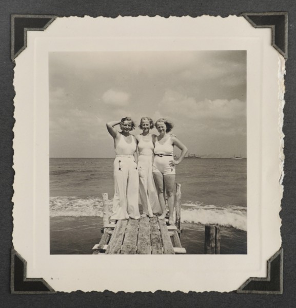 Das sw-Foto aus einem Urlaubs - Album zeigt drei Frauen in Sommer- und Freizeitmode um 1930 auf