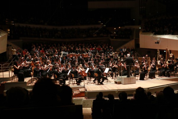 Daniel Barenboim und Michael Barenboim mit dem West-Eastern Divan Orchestra in der Philharmonie.