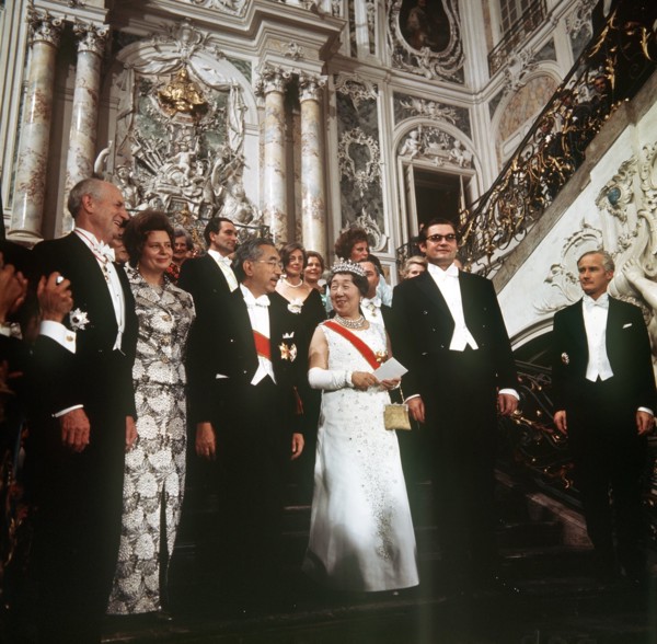 (l-r): Der Bonner Protokollchef Dr. Hans Schwarzmann, Frau Christl Koschnick, Kaiser Hirohito,