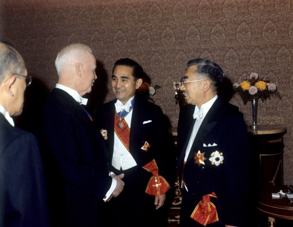 Bundespräsident Heinrich Lübke (2.vl) im Gespräch mit Kaiser Hirohito (r) und einem japanischen