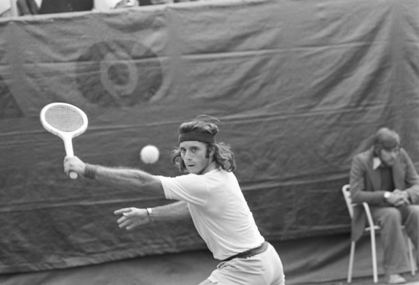 Der Argentinier Guillermo Vilas besiegt am 11. Mai 1975 beim Finale der Internationalen