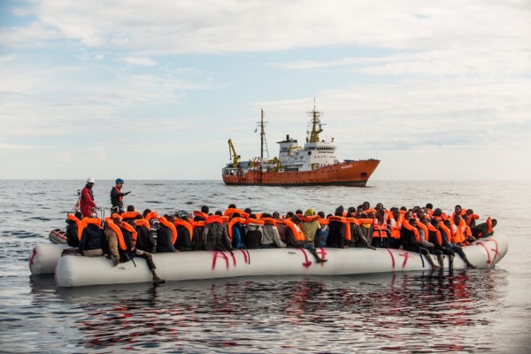 Etwa 130 Flüchtlinge werden am 11.12.2016 in internationalem Gewässer vor der libyschen Küste im