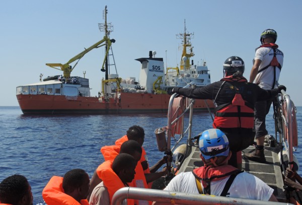 Von einem Schlauchboot gerettete Migranten werden am 27.06.2017 auf das Rettungsschiff «Aquarius»