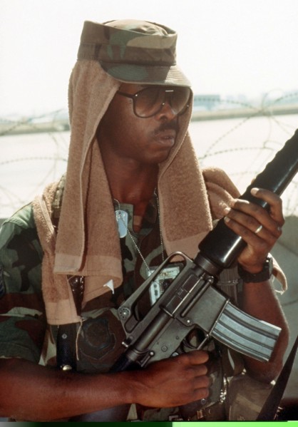 Avec une serviette sur la tête, ce GI se protège de la chaleur dans le désert saoudien. Des unités