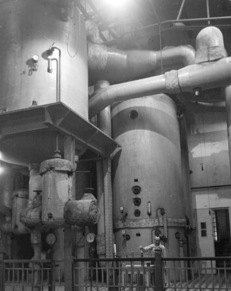 Prozessrelevante Anlage in einem Industriebetrieb in Zeitz, Deutschland 1948. Process relevant