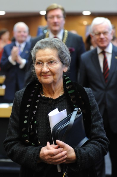 Die französische Publizistin und Politikerin Simone Veil (M), ihr Mann Antoine, Dirk Elbers,
