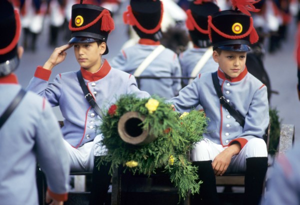 Blick auf zwei Kanoniere der Bürgeratillerie Kaufbeuren während des traditionellen Trachten- und