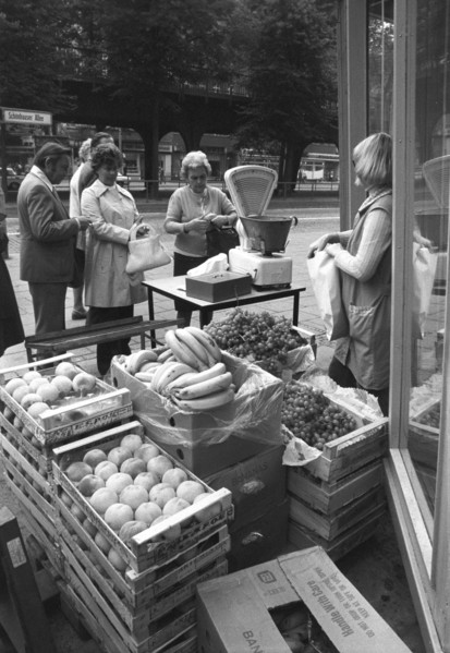 Obstverkauf in der Schönhauser Allee im Berliner Stadtbezirk Prenzlauer Berg, aufgenommen 1976/77.