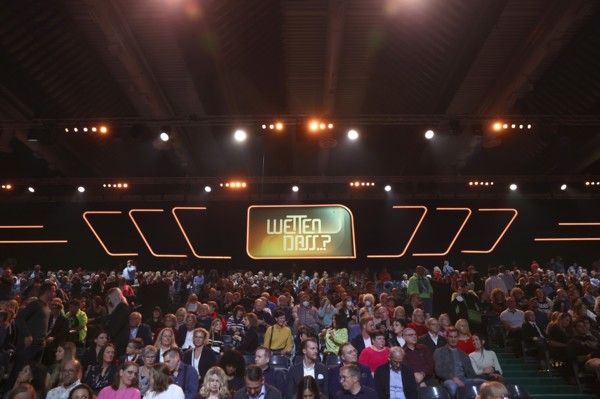 Viewers of the anniversary show "Wetten, dass...?" wait in Hall 3c of the Nuremberg Exhibition Centre for the show to begin