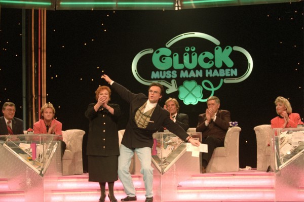 Kaum ist er beim ZDF mit "Wetten daß ..." draußen - ist er mit "Glück muß man haben" als