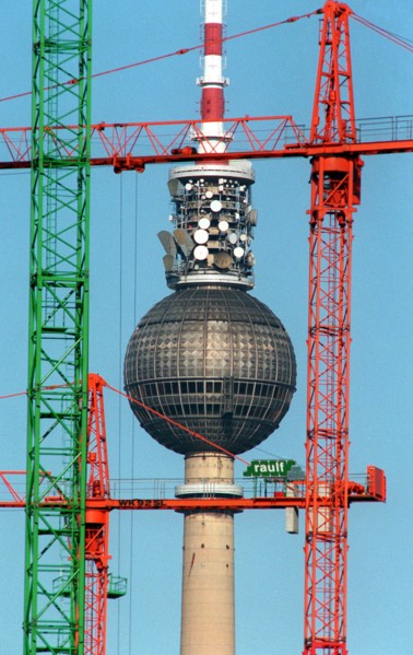 Der Berliner Fernsehturm am Alexanderplatz feiert Geburtstag. Am 3. Oktober wird der Turm, hier die von Baukränen "umrahmte" Kugel, 25 Jahre alt. Mit seinen 365 Metern Höhe ist er der zweithöchste Tur...