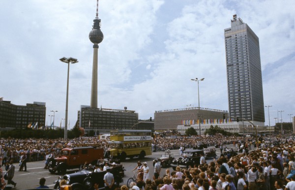 Rund 700.000 Ost-Berliner verfolgen am 04.07.1987 an der Karl-Liebknecht-Straße den Umzug zum