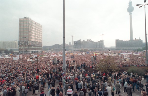 Berlin: Knapp vier Wochen nach dem 40. Jahrestag der DDR gingen am 04.11.1989