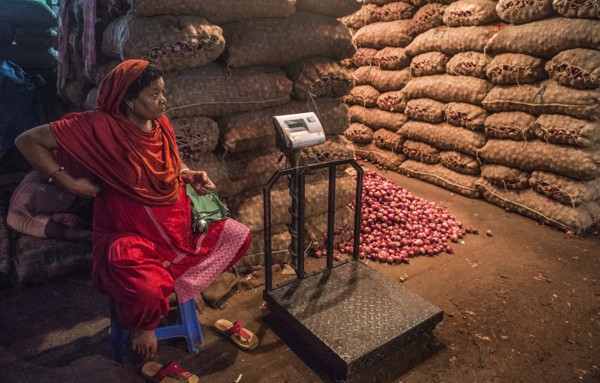 (190927) -- Kolkata, Sept. 27, 2019 () -- An onion seller waits for customers at an onion wholesale