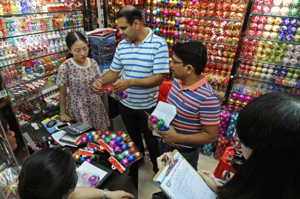 Yiwu, Aug. 23, 2015 () -- Photo taken on July 17, 2015 shows Indian traders selecting Christmas