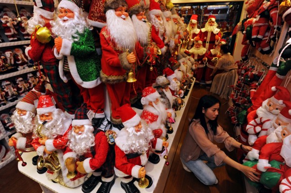 Yiwu, May 17, 2017 () -- A seller arranges commodities for Christmas at the Yiwu International