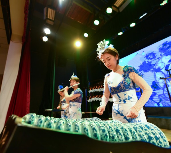Instrument de musique traditionnel chinois en porcelaine