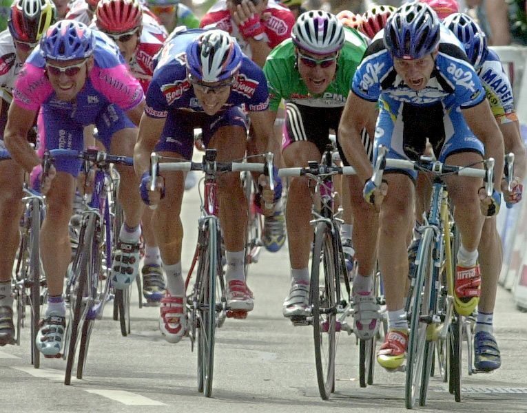Sprinter-Kampf Kopf an Kopf: Der Este Jaan Kirsipuu vom Team AG2R, der deutsche Erik Zabel vom Team