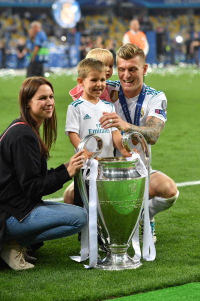 Toni KROOS (Real Madrid) posiert zusammen mit seiner Familie ,Ehefrau Jessica,Kinder Amelie und