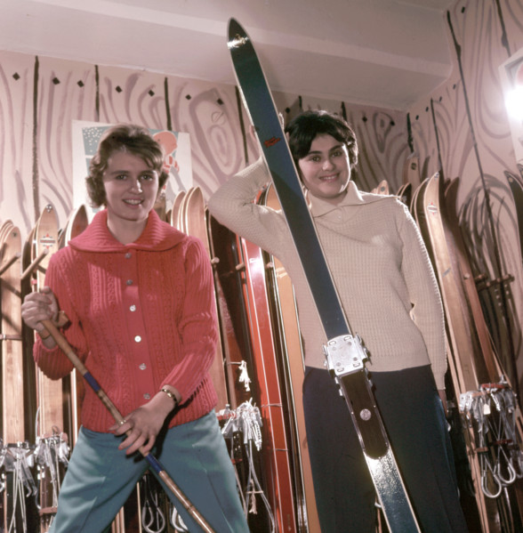 Models präsentieren Pullover für den Winter in einem HO-Kaufhaus, aufgenommen um 1960. Foto: