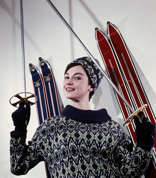 Ein Model präsentiert eine aktuelle Strickkollektion für den Winter 1961 / 1962. Foto: Berliner