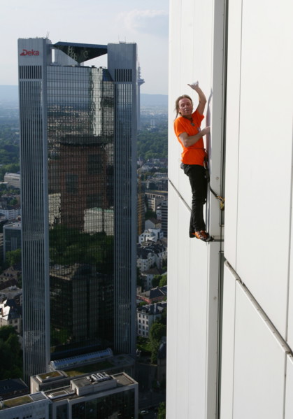 Der weltbekannte französische Freeclimber Alain Robert ("Spiderman") klettert am Mittwoch (18.06