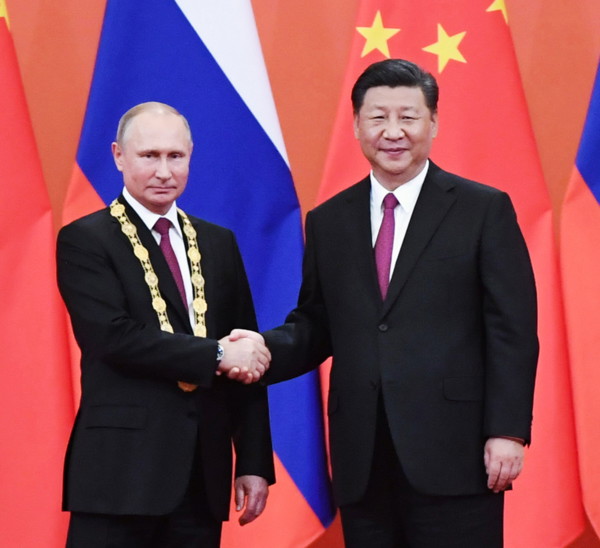 (180608) -- BEIJING, June 8, 2018 () -- Chinese President Xi Jinping awards his Russian counterpart