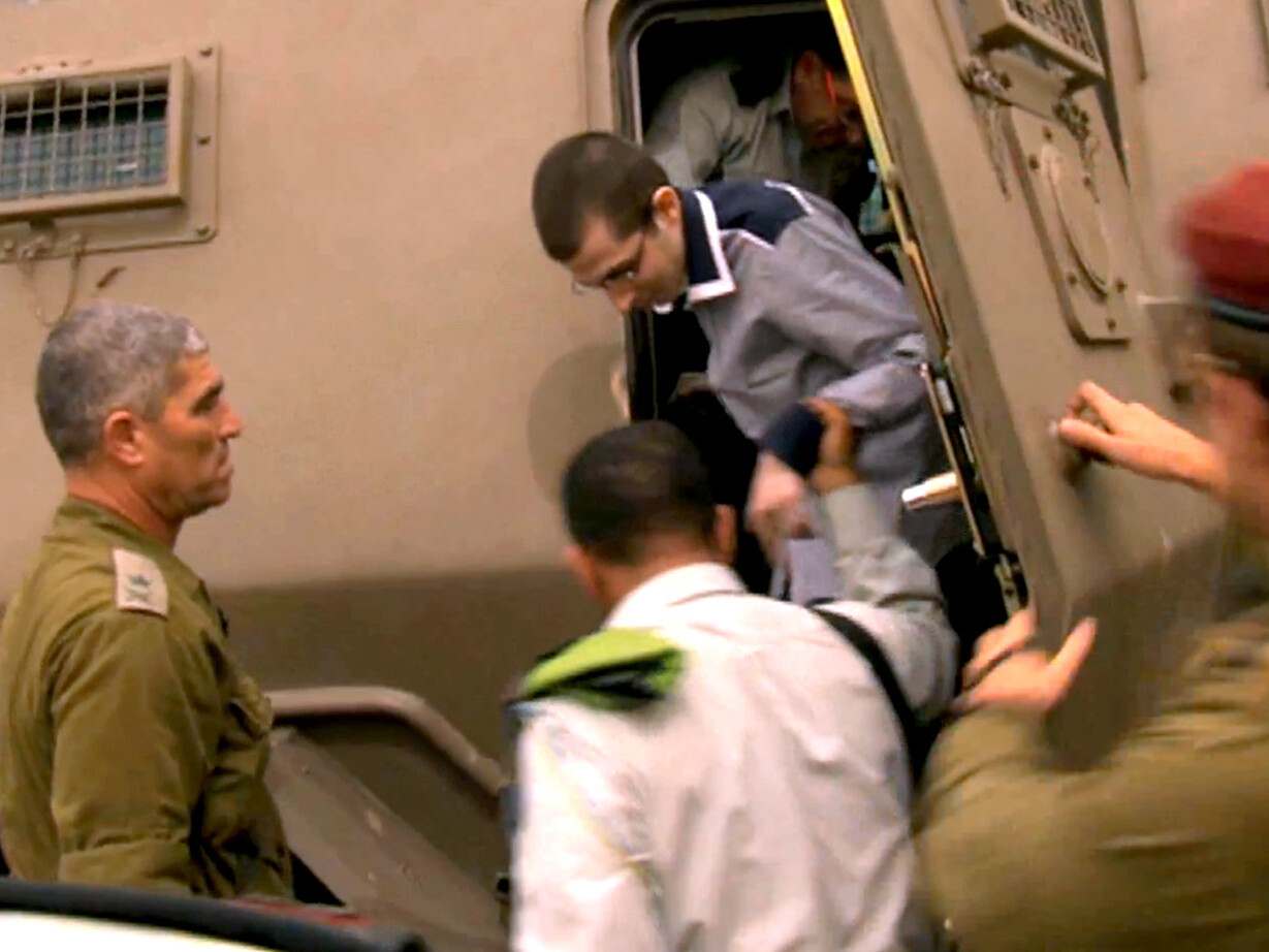 Der Videograb eines Film der israelischen Armee zeigt Gilad Schalit am Dienstag (18.102011) nach