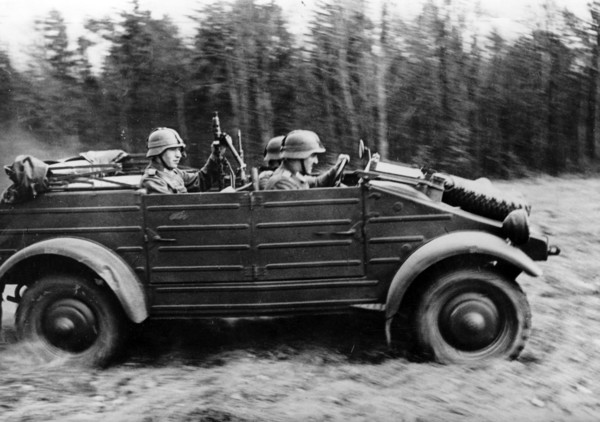 Das Motiv aus der nationalsozialistischen Propaganda zeigt Angehörige der deutschen Wehrmacht in