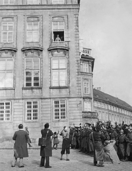Aufnahmedatum: 16.03.1939 Nach der 'Zerschlagung der Resttschechei': Adolf Hitler am Fenster des