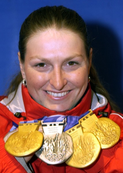 Die kroatische alpine Skirennläuferin Janica Kostelic präsentiert bei der Siegerehrung auf der