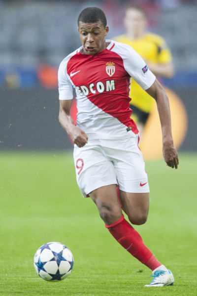 Kylian MBAPPE (Monaco) mit Ball, Einzelaktion mit Ball, Aktion, Fussball Champions League,