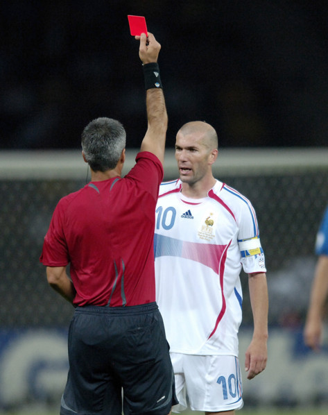 Zinedine ZIDANE wird am 23. Juni 2022 50 Jahre alt, Schiedsrichter Horacio ELIZONDO li. (ARG) zeigt