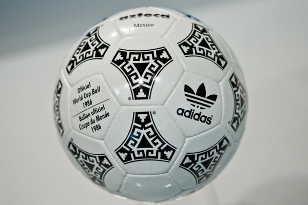 Der offizielle Ball "Azteca Mexico" der Fußball-Weltmeisterschaft in Mexiko 1986, ist am 08.05.2014