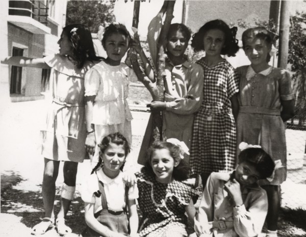 Farah Diba à l'école italienne de Téhéran