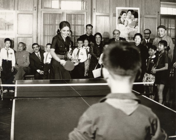 Farah Pahlavi, visite dans une école