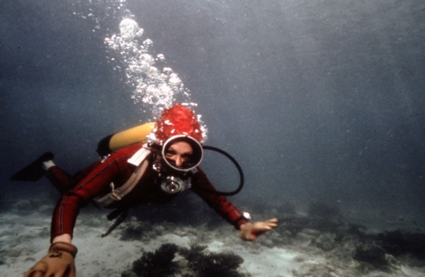 Farah Pahlavi fait de la plongée lors de ses vacances à l'île de Kish, 1975