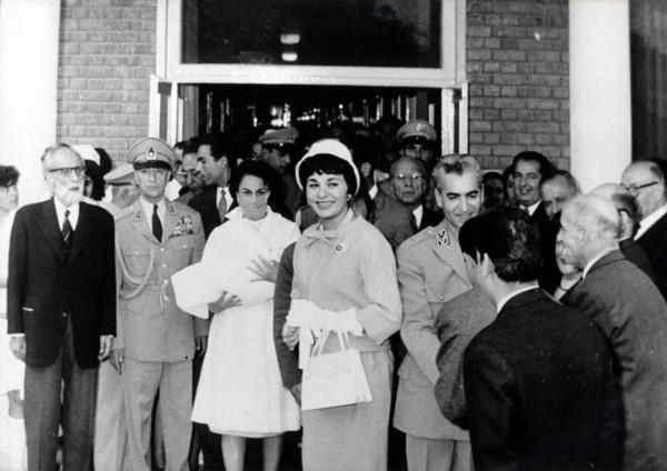 Farah Pahlavi sort de la maternité après la naissance de son premier fils Reza (1960)