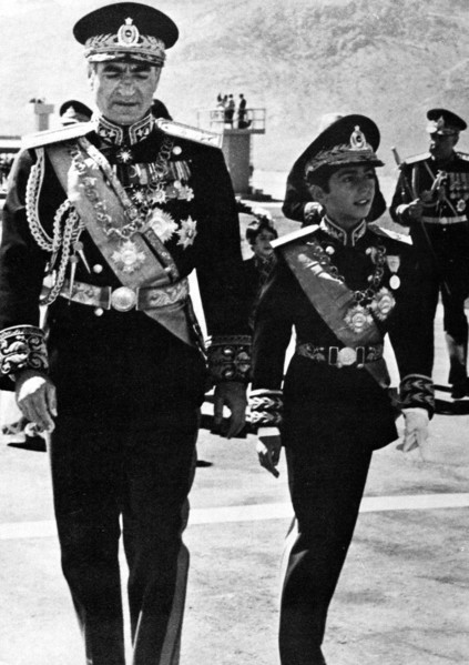 Mohammed Reza Shah Pahlavi et son fils Reza lors des cérémonies du couronnement, 1967