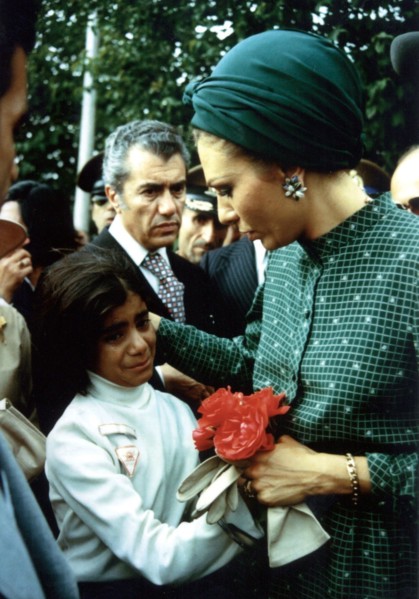 Farah Pahlavi en visite en province
