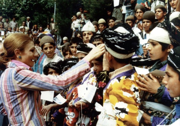 Farah Pahlavi en visite en province