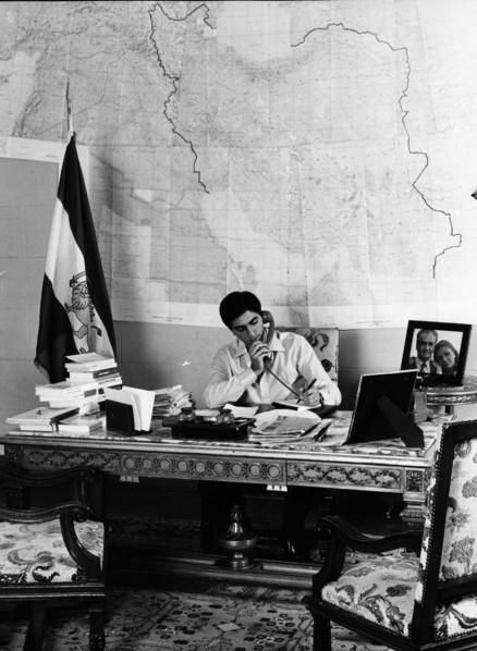 Reza Pahlavi à son bureau du Palais Koubbeh, Le Caire, octobre 1980